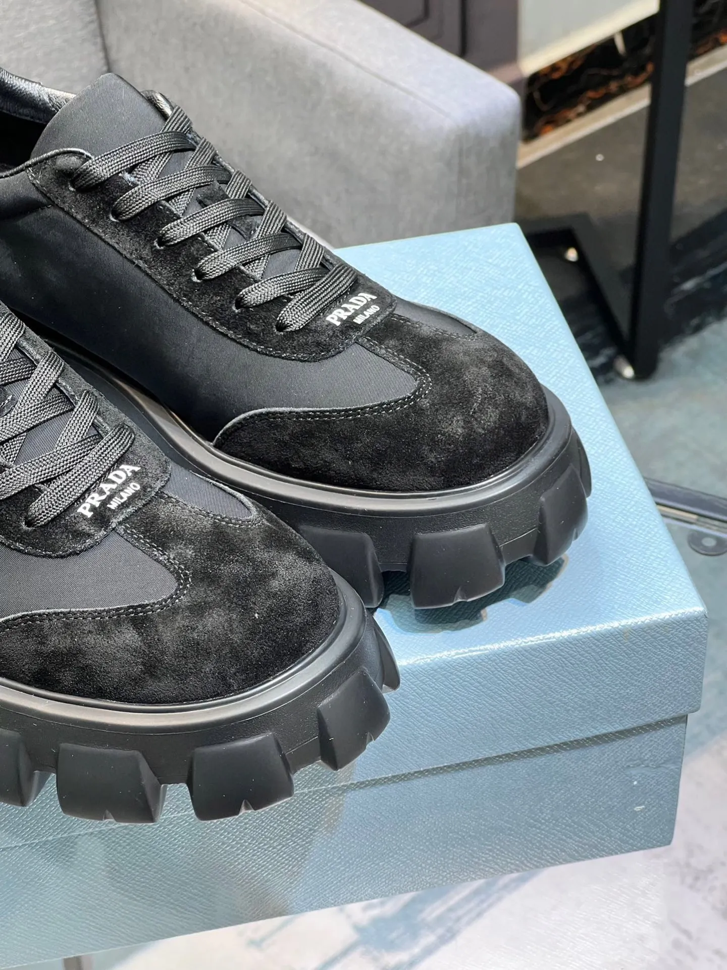 Men's shoes 💰540 Prada Latest 2025ss spring and summer catwalk series Thick-soled platform platform Casual sports shoes Couple style ☑️ Bold contrasting bright colors and fashionable combination Casual sports style design with exquisite details Classic personalized gear thick sole Increased comfort and unique modern trend style 🚩 Fabric: Cowhide ➕ Cloth Lining: Sheepskin Outsole: Original molded ultra-light foam material Sole thickness: 4.5CM Size: 35-45 (Female 40, Male 45, customized, non-returnable)